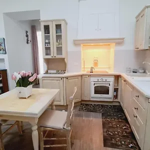 https://trastevere-romes-heart-charming-cozy-appartment-2.it-romehotels.com